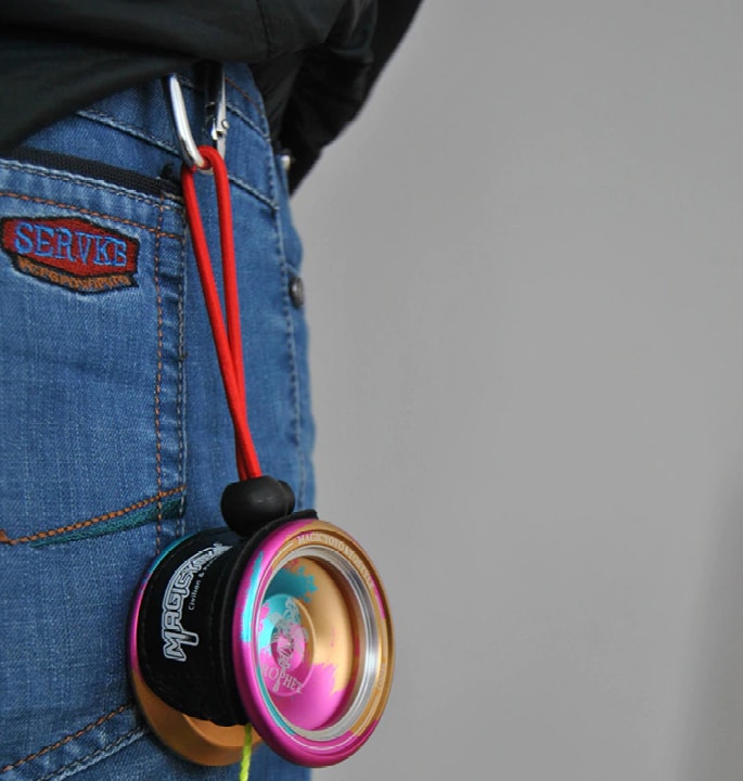 Magicyoyo jojo houder vastgemaakt aan een broek